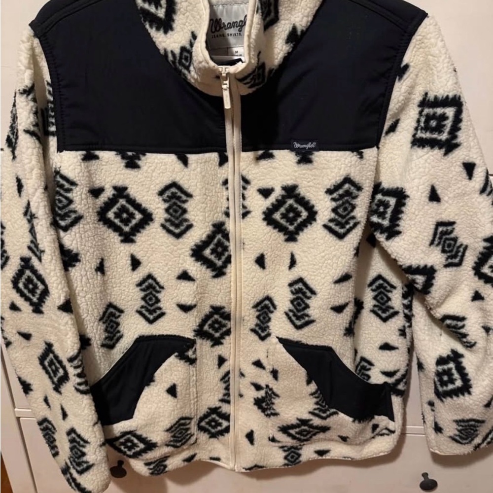 Wrangler Women’s Black and White Sherpa Jacket Size Medium